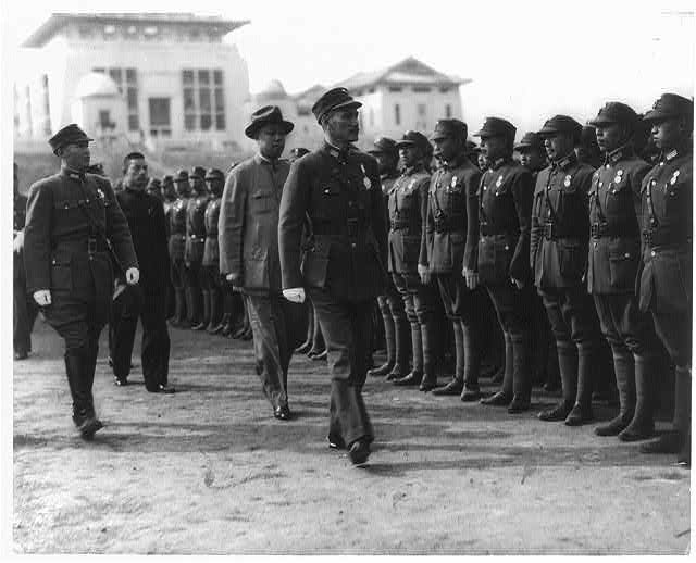 蔣介石在軍官訓練營
1940年，漢口，蔣介石視察軍官訓練團。