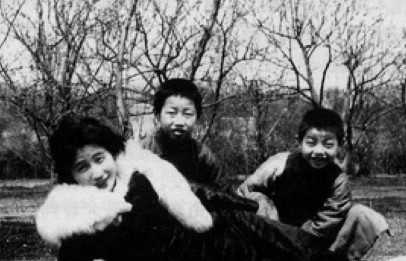 陸小曼與兩個侄子在一起